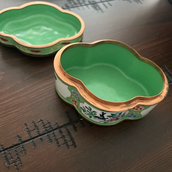 Vintage Chinese canton enamel quatrefoil box - Picture 2 of 3